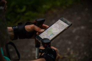 A cyclist using Apple Maps to find their way home