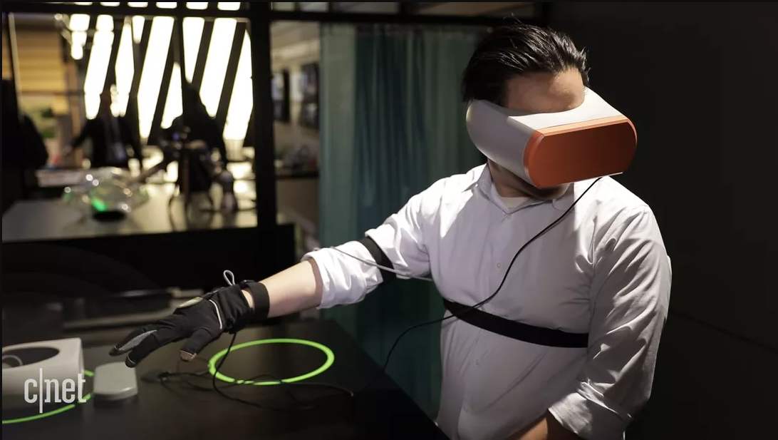 Robert Cheng of Cnet tries performing a remote surgery using virtual reality